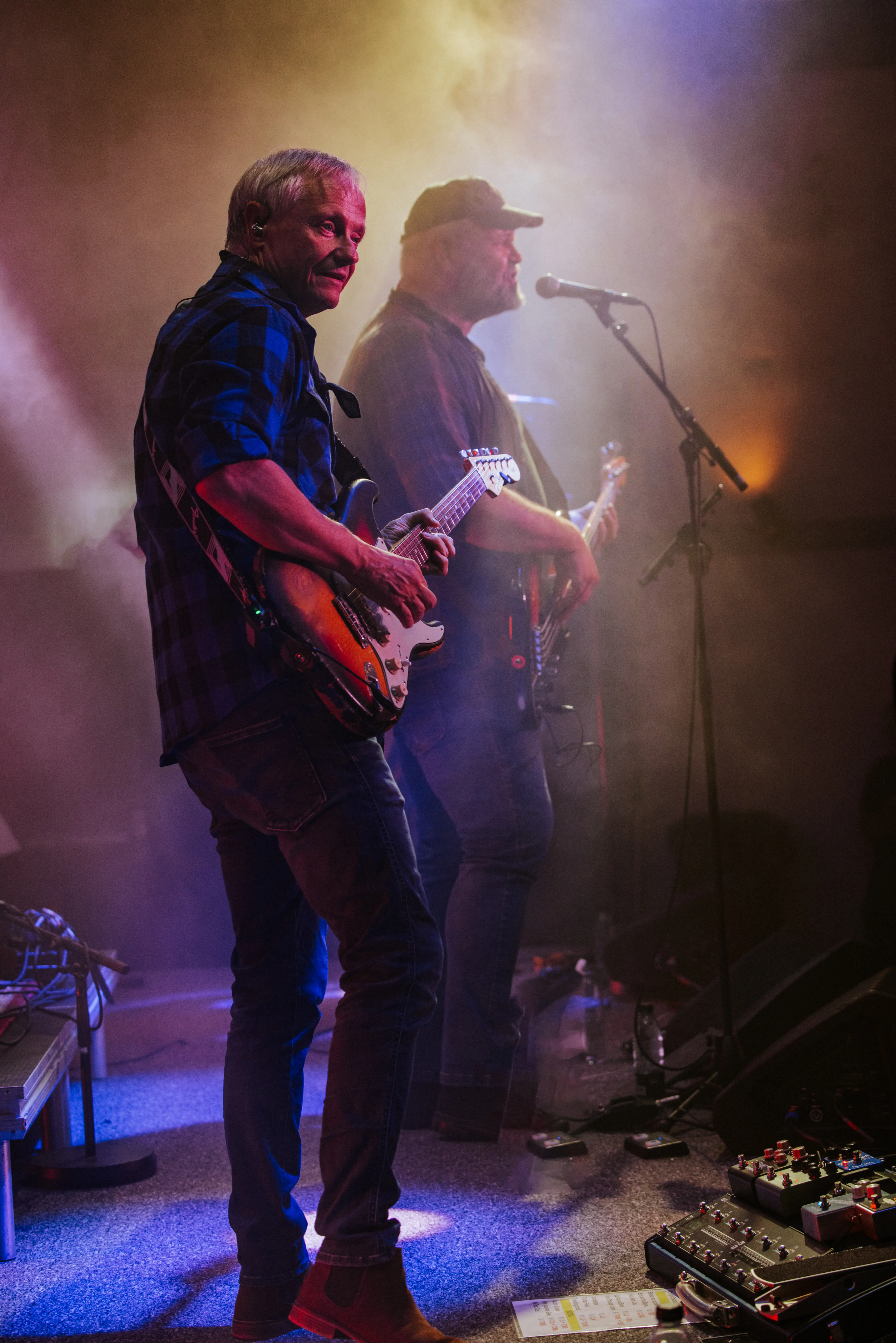 Guitarist og bassist på scenen med Creedence Experience